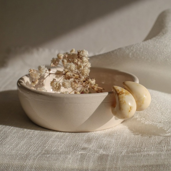 Drop shaped Resin earrings in white marble pattern - Picture 4 of 4